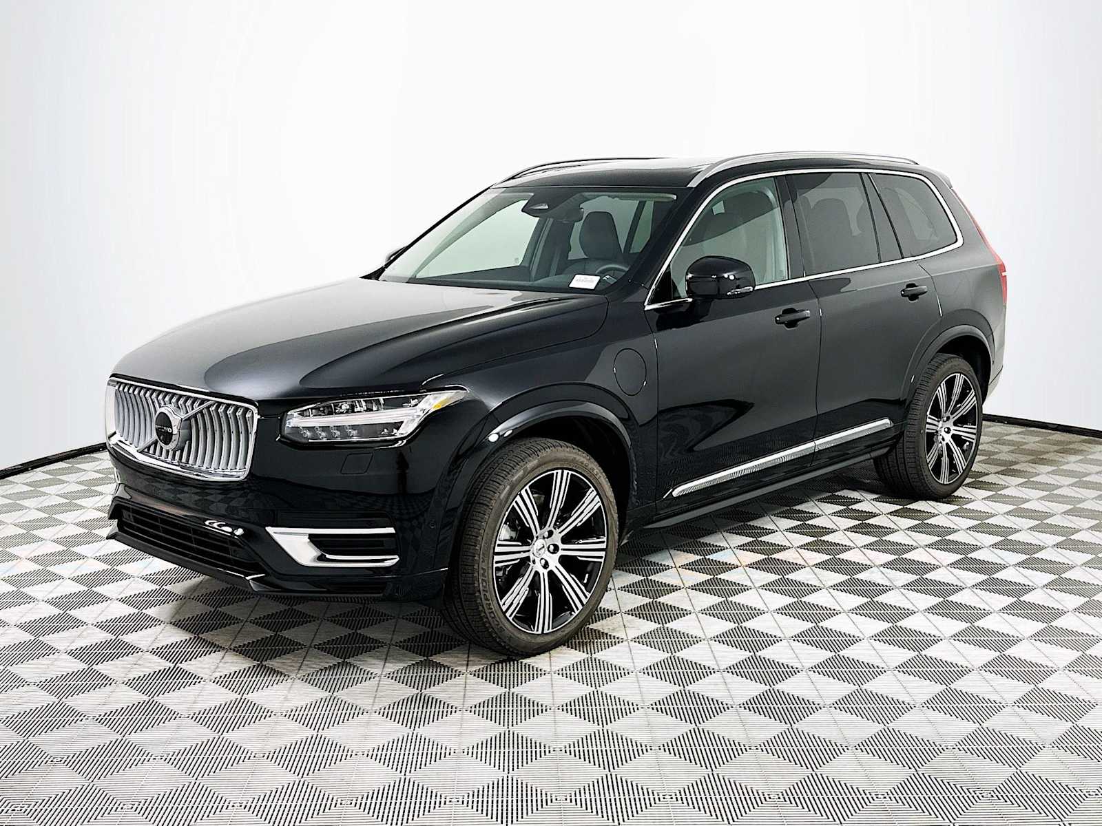 2025 Volvo XC90 T8 AWD Plus photo 3