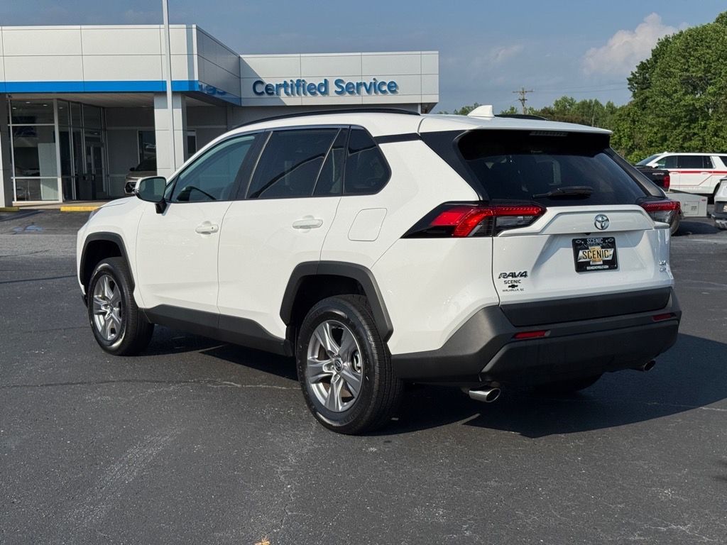 2022 Toyota RAV4 XLE photo 3
