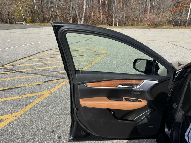 2022 Cadillac XT5 Premium Luxury photo 2