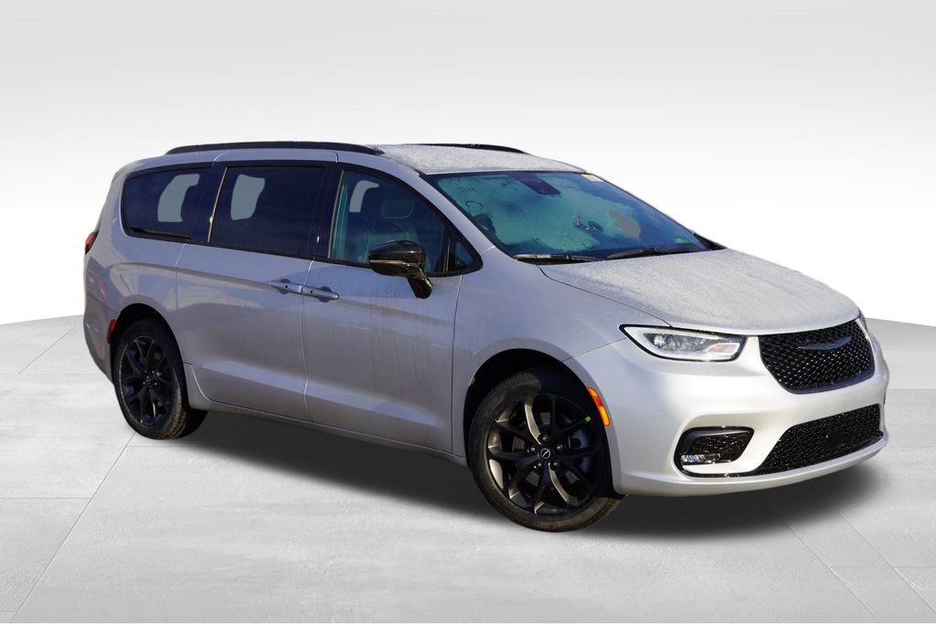 2026 Chrysler Pacifica Select's photo