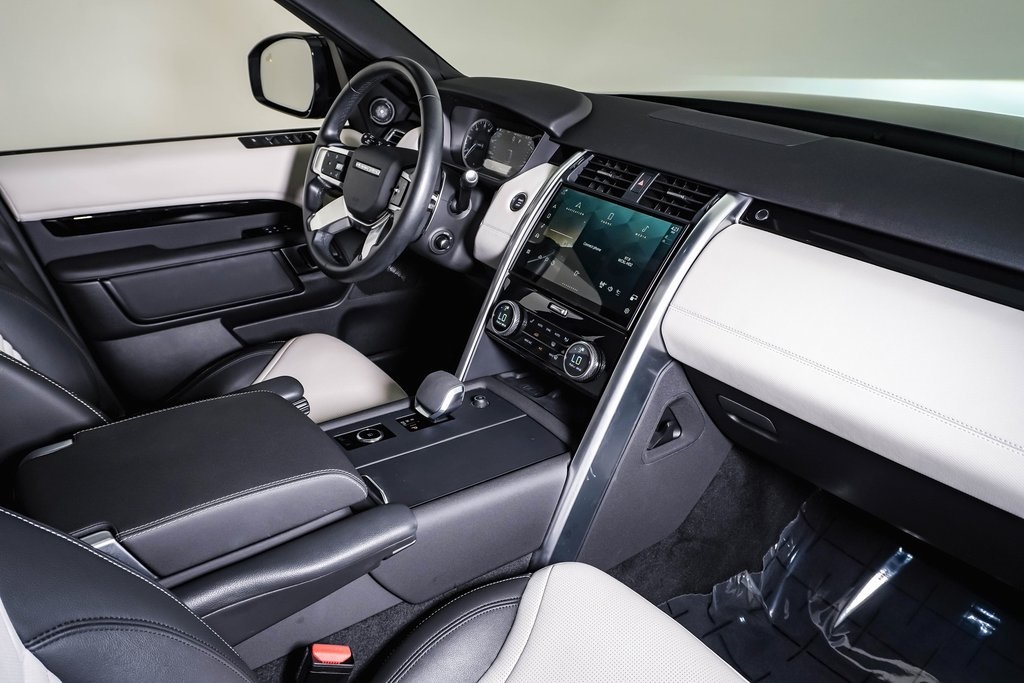 2023 Land Rover Discovery S R-Dynamic photo 12