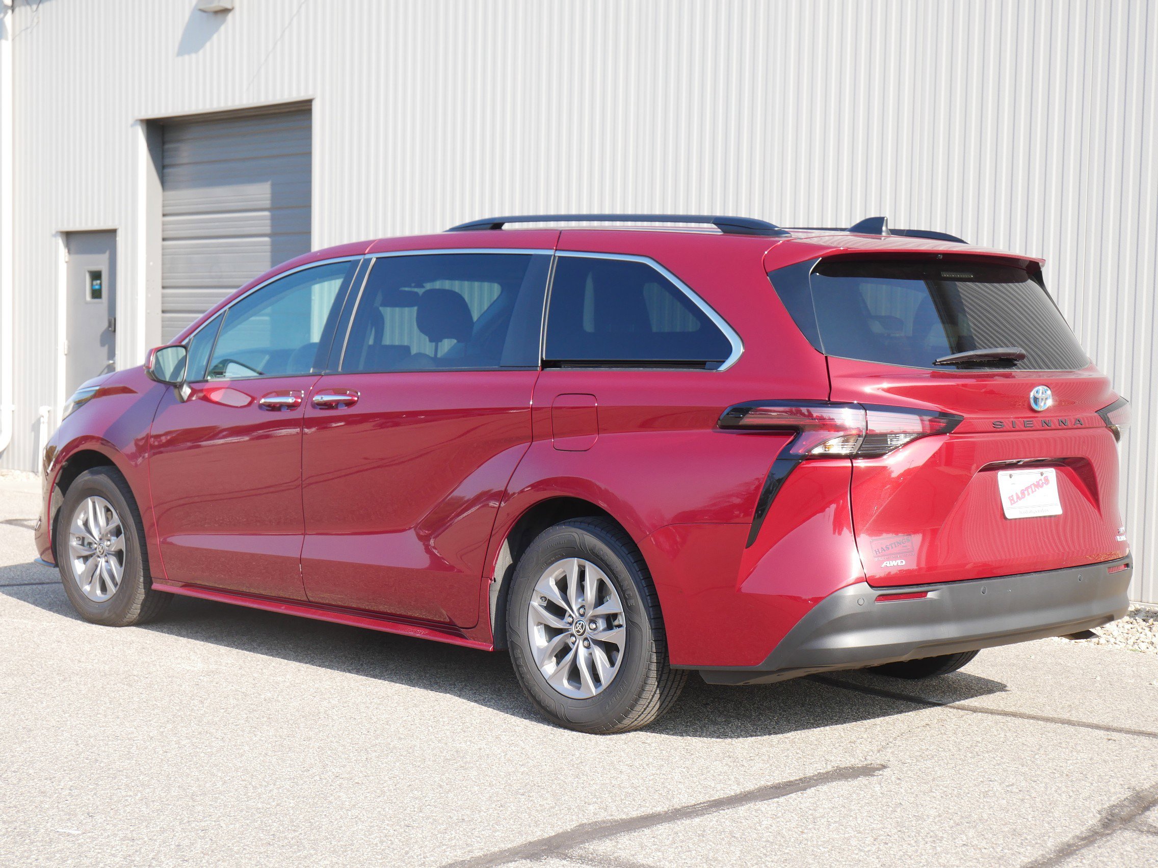 2022 Toyota Sienna XLE photo 3