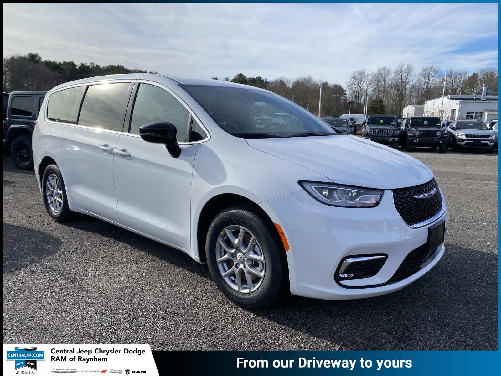 2026 Chrysler Pacifica Select's photo