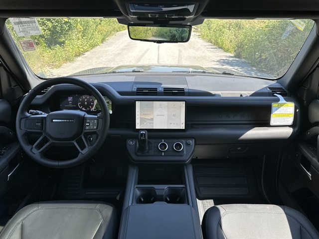 2025 Land Rover Defender 130 X-Dynamic SE photo 25