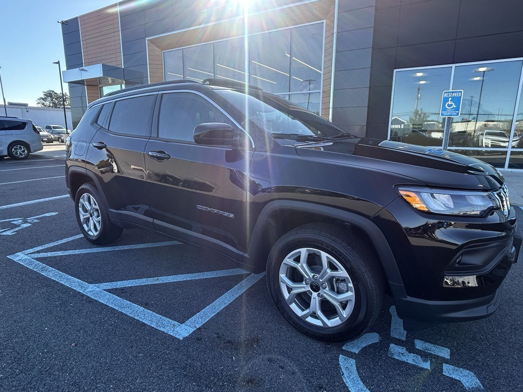 2025 Jeep Compass Latitude photo 2