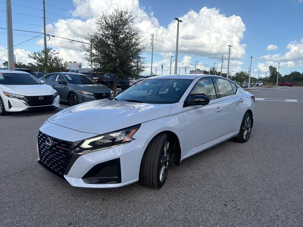 2024 Nissan Altima SR photo 3