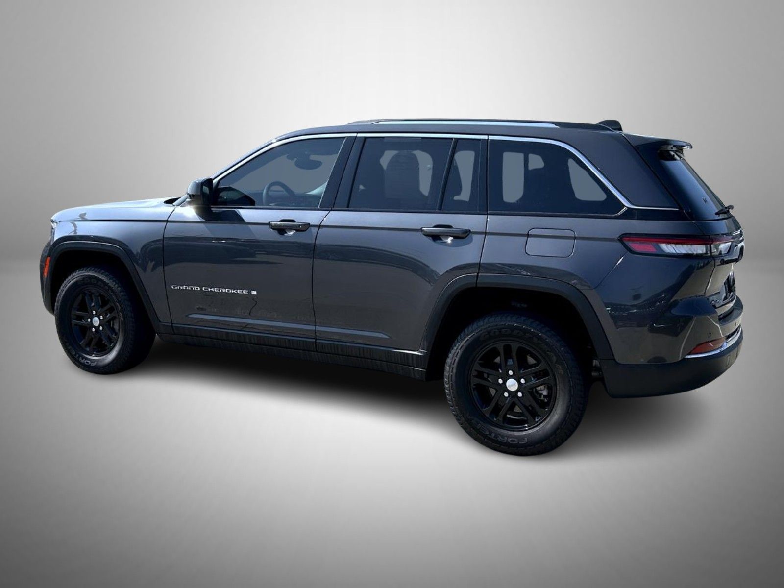 2023 Jeep Grand Cherokee Laredo photo 5
