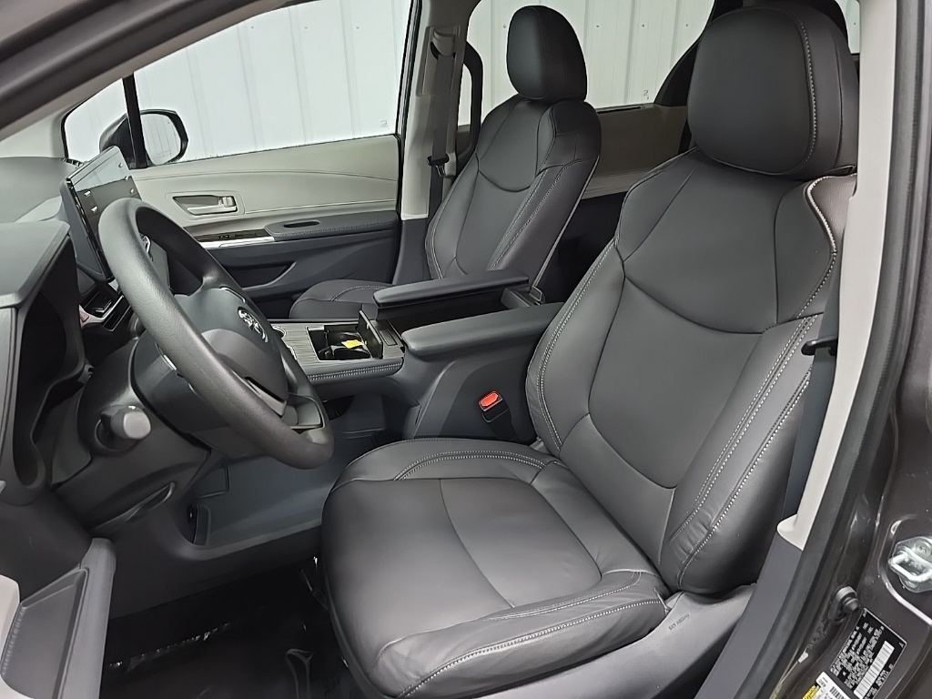2021 Toyota Sienna LE photo 28