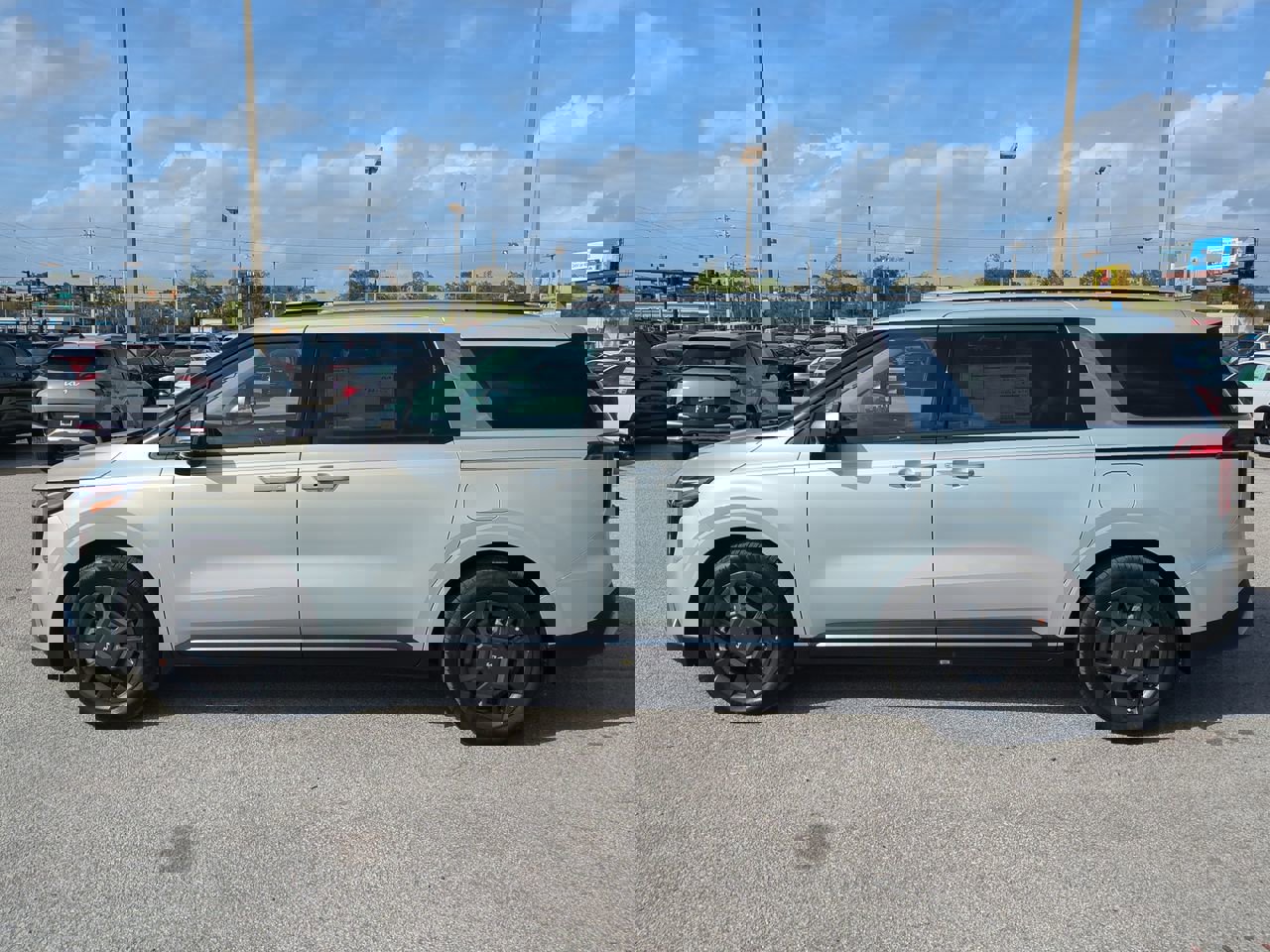 2025 Kia Carnival SX photo 3