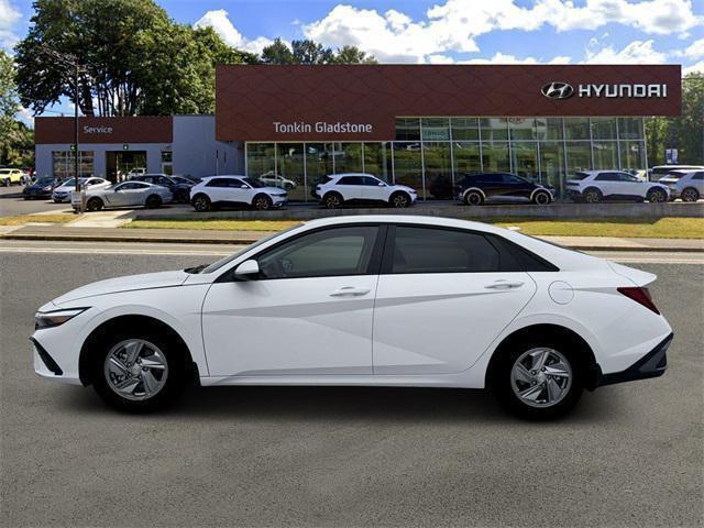 2026 Hyundai Elantra SE photo 3