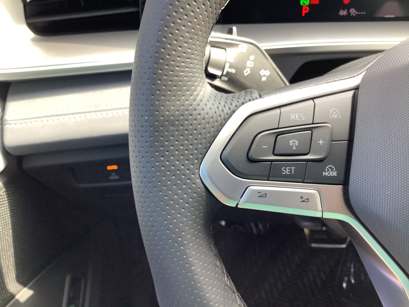 2025 Volkswagen Tiguan SE R-Line Black photo 26