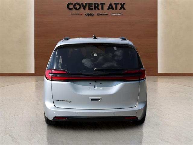 2026 Chrysler Pacifica photo 4