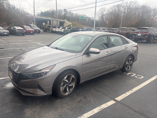 2023 Hyundai Elantra SEL photo 3