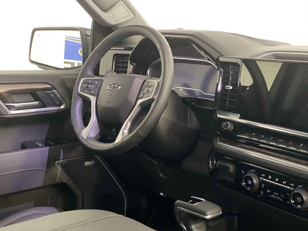 2025 Chevrolet Silverado 1500 RST photo 3