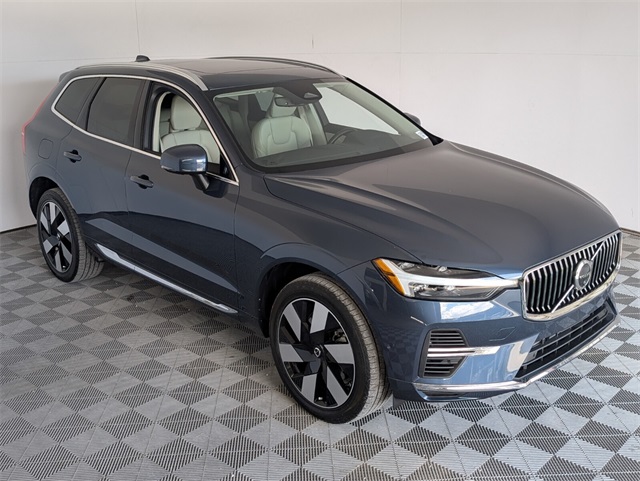 2023 Volvo XC60 Recharge Hybrid T8 Plus photo 2