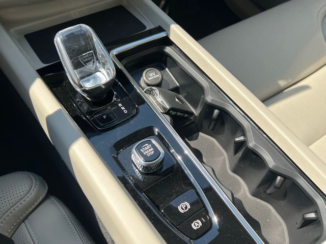 2026 Volvo XC60 Hybrid T8 photo 15
