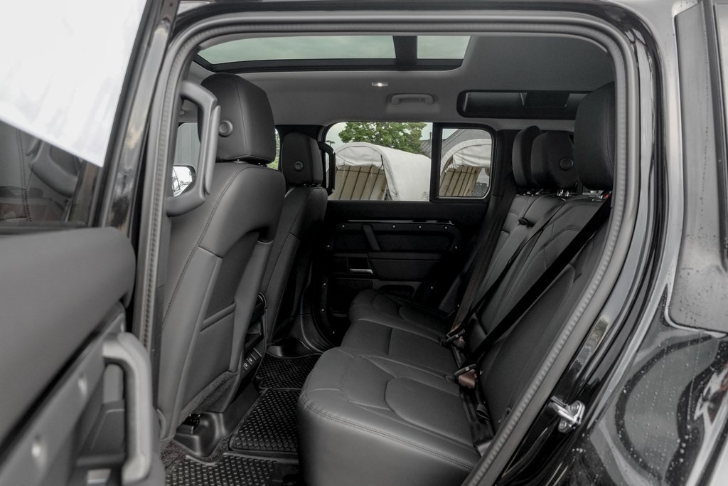 2025 Land Rover Defender 110 S photo 15