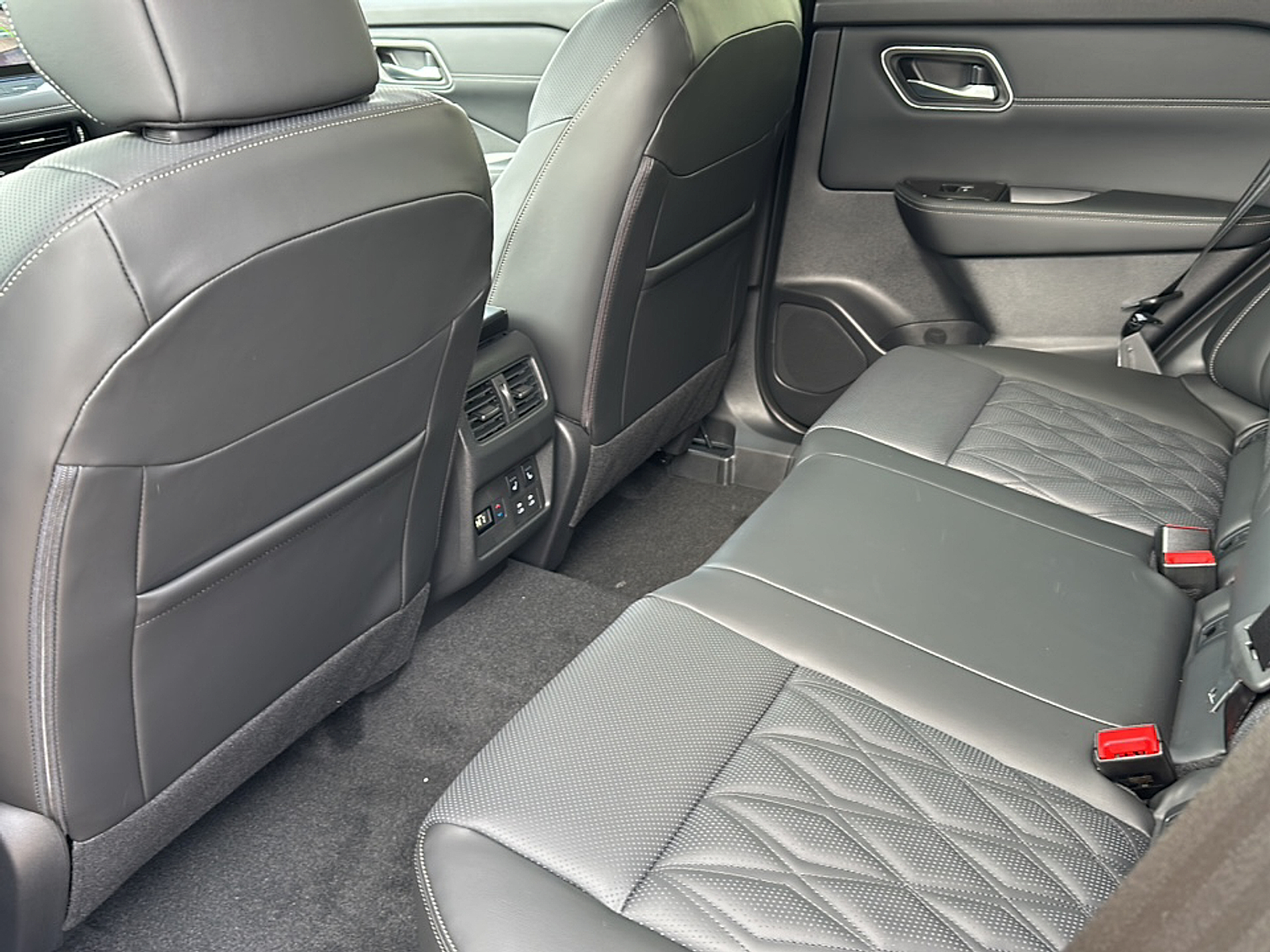 2025 Nissan Rogue Platinum photo 5