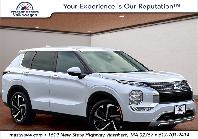 2024 Mitsubishi Outlander SE's photo