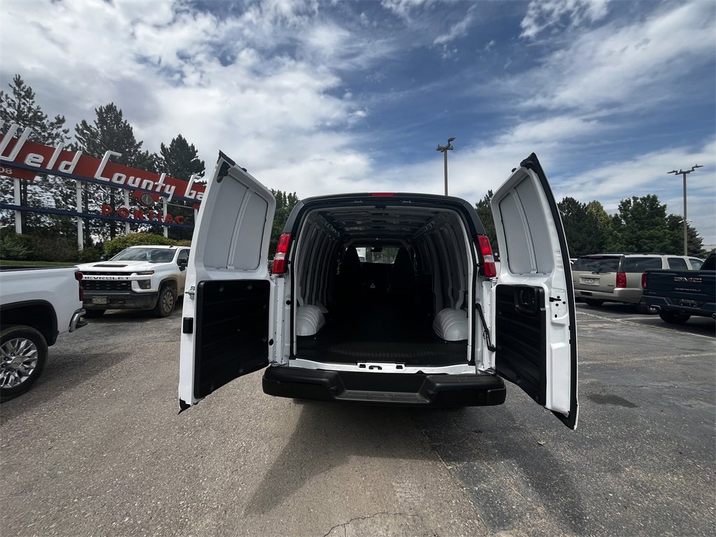 2025 Gmc Savana Cargo 3500 photo 3