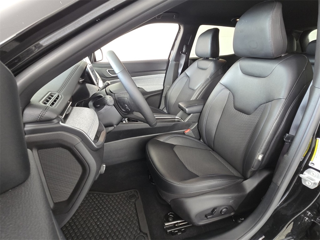 2025 Jeep Compass Latitude photo 5