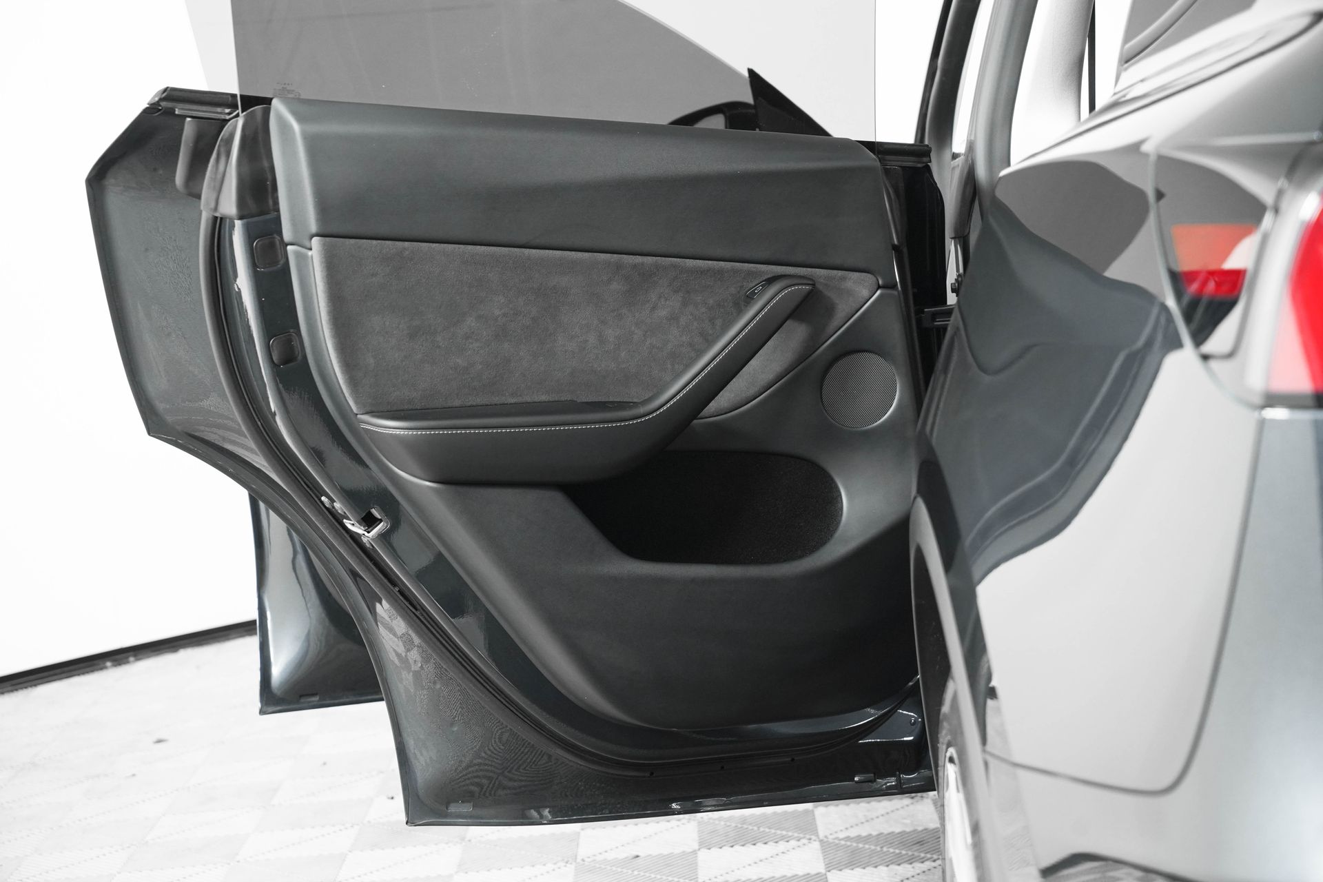 2024 Tesla Model Y Long Range photo 11