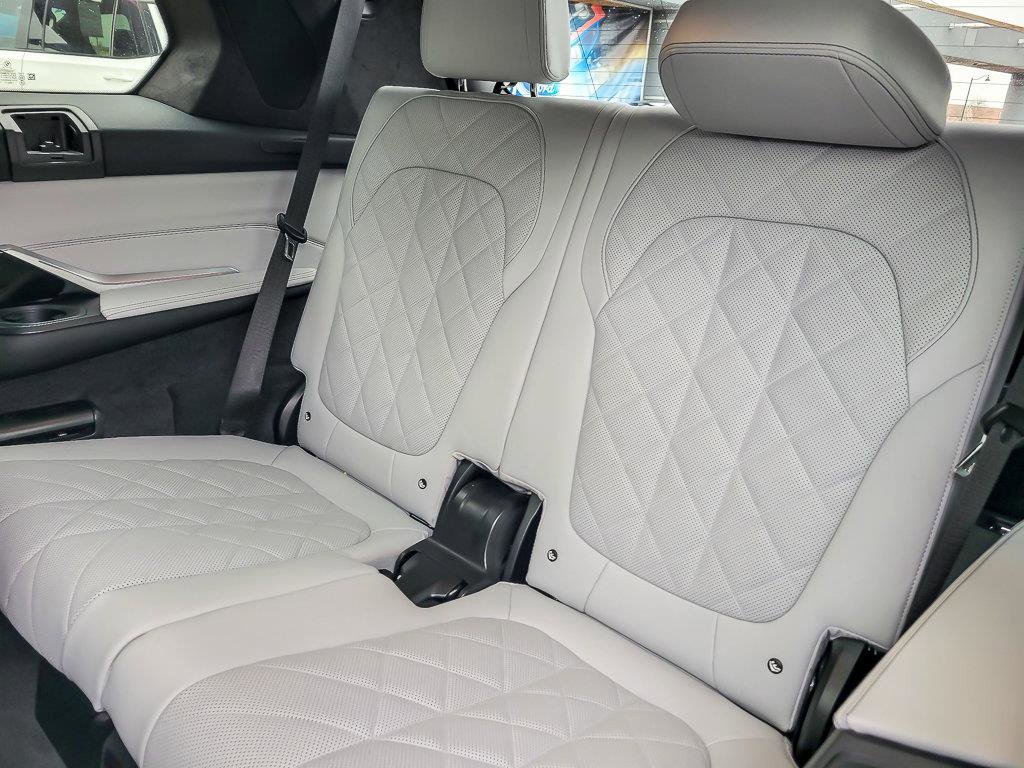 2023 BMW X7 - Image 17