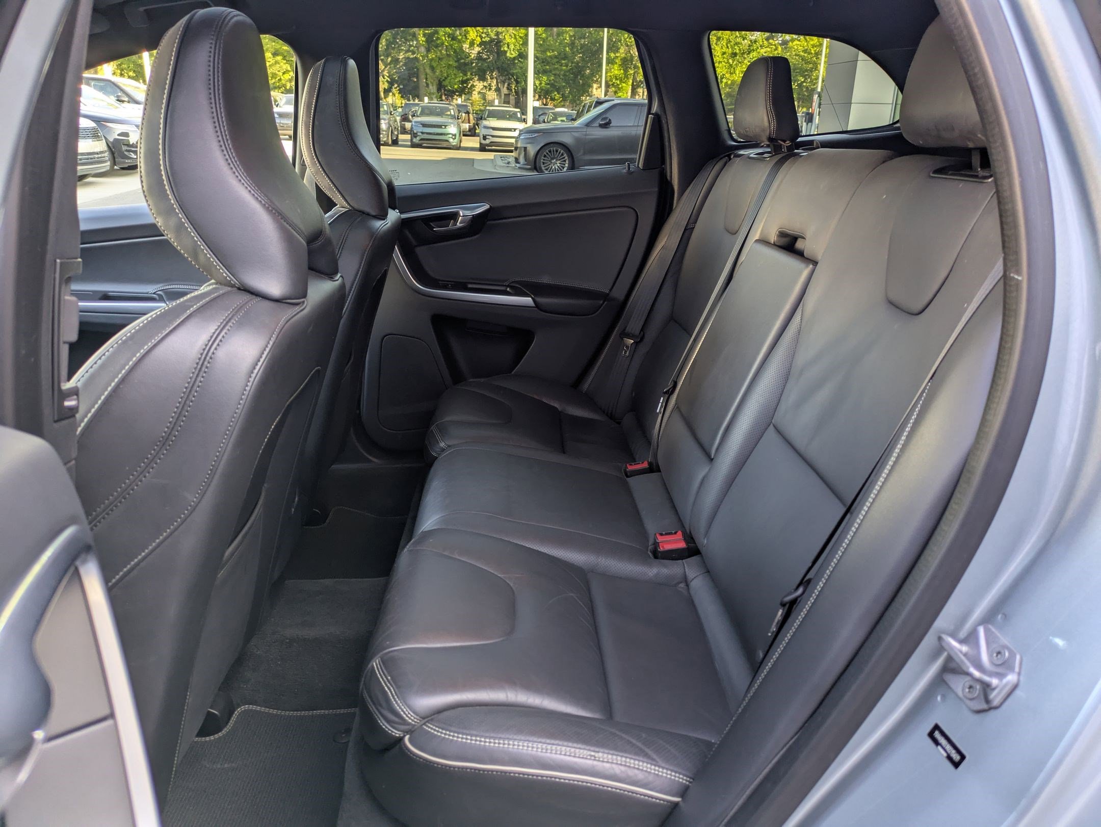 2017 Volvo XC60 Platinum R-Design photo 28