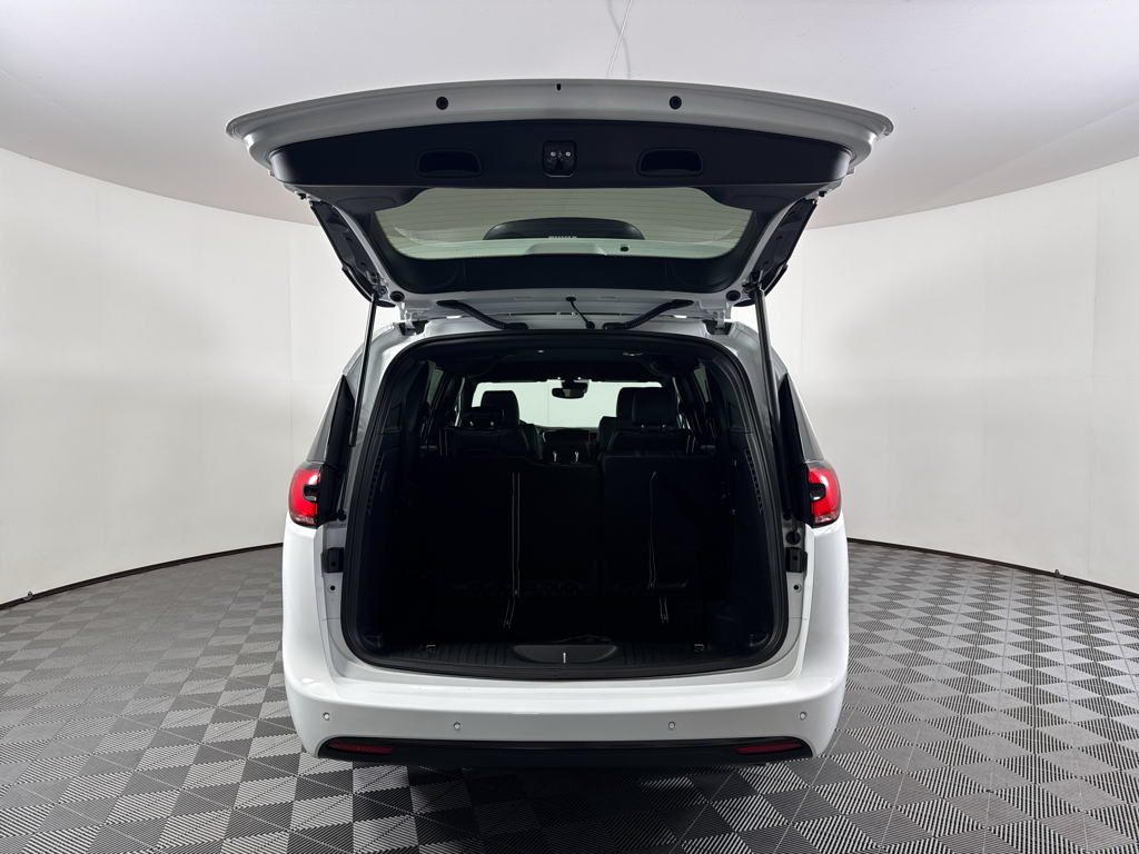 2025 Chrysler Pacifica photo 13