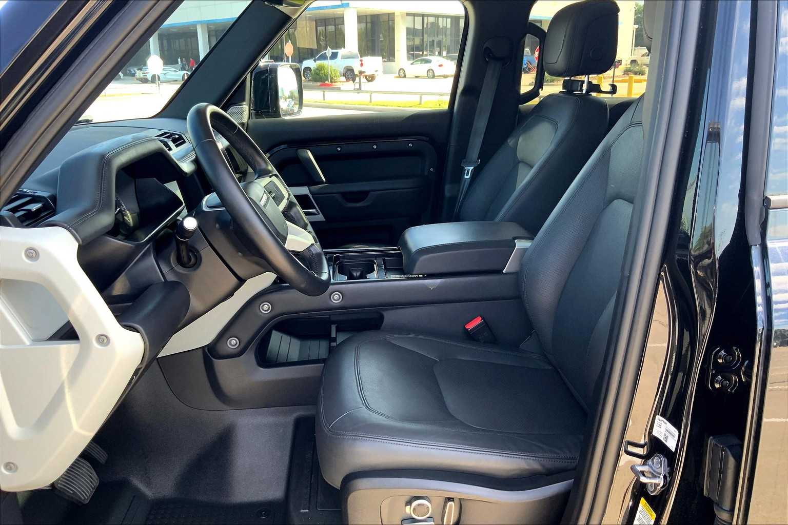 2023 Land Rover Defender SE photo 7