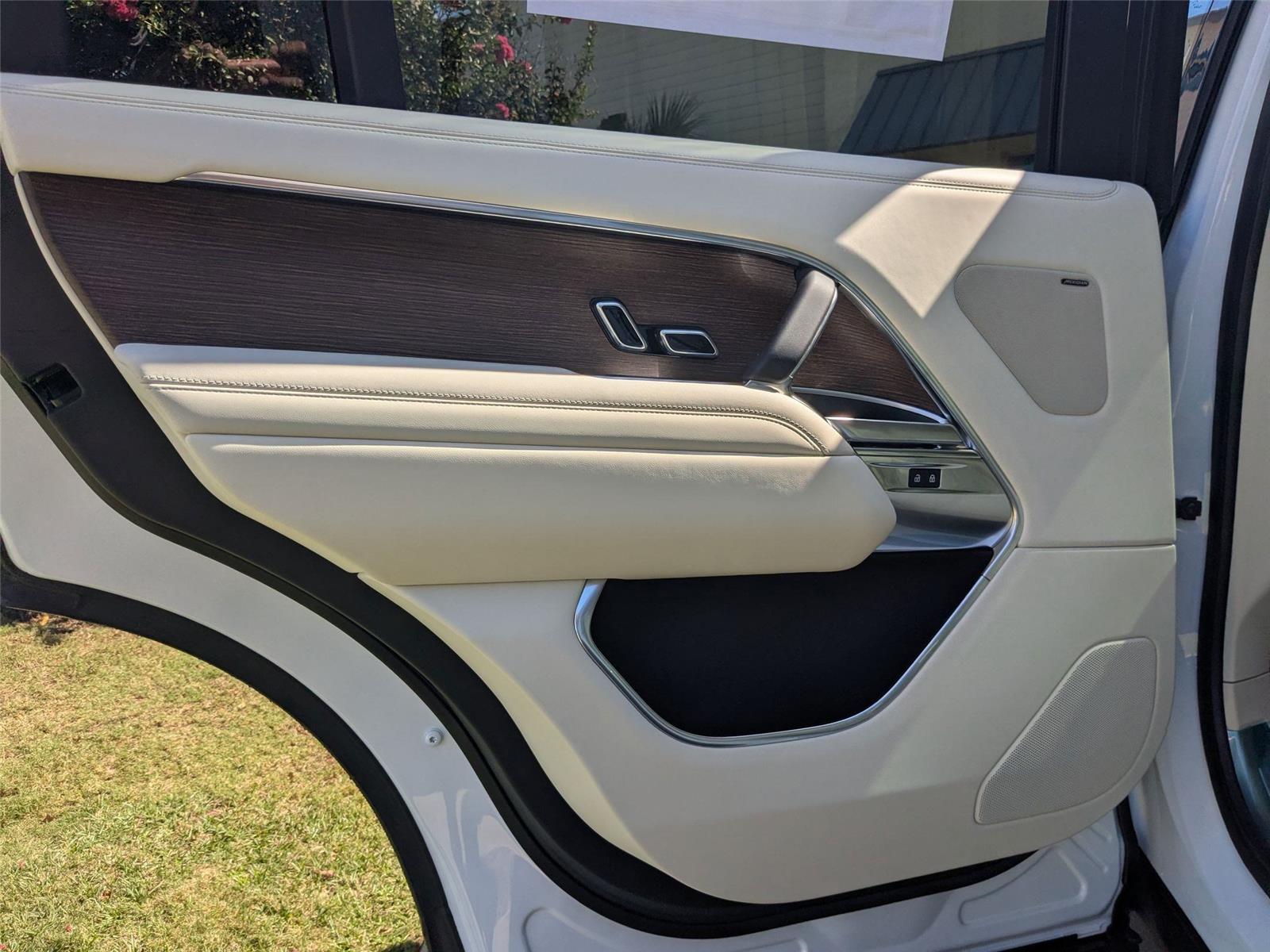 2025 Land Rover Range Rover SE photo 19