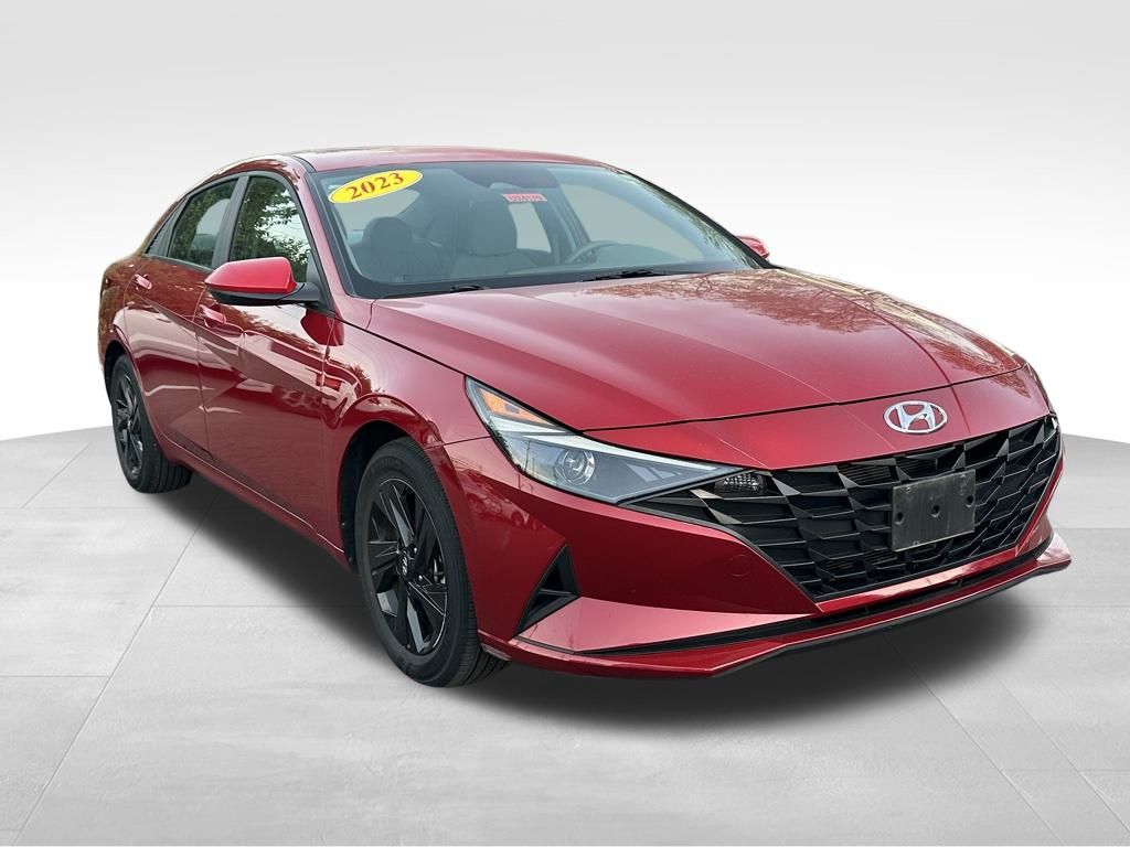 2023 Hyundai Elantra SEL photo 3