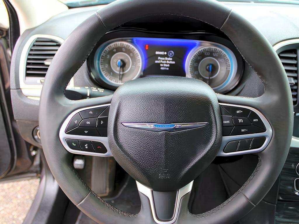 2022 Chrysler 300 Touring L photo 7