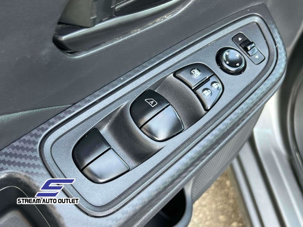 2025 Nissan Versa 1.6 S photo 13