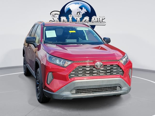 2020 Toyota RAV4 LE's photo