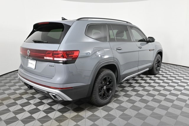 2025 Volkswagen Atlas Peak Edition SE photo 4