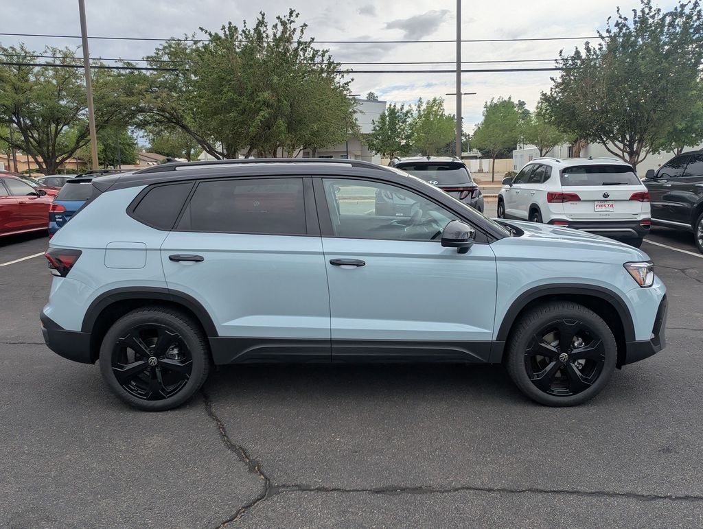 2025 Volkswagen Taos SE photo 4