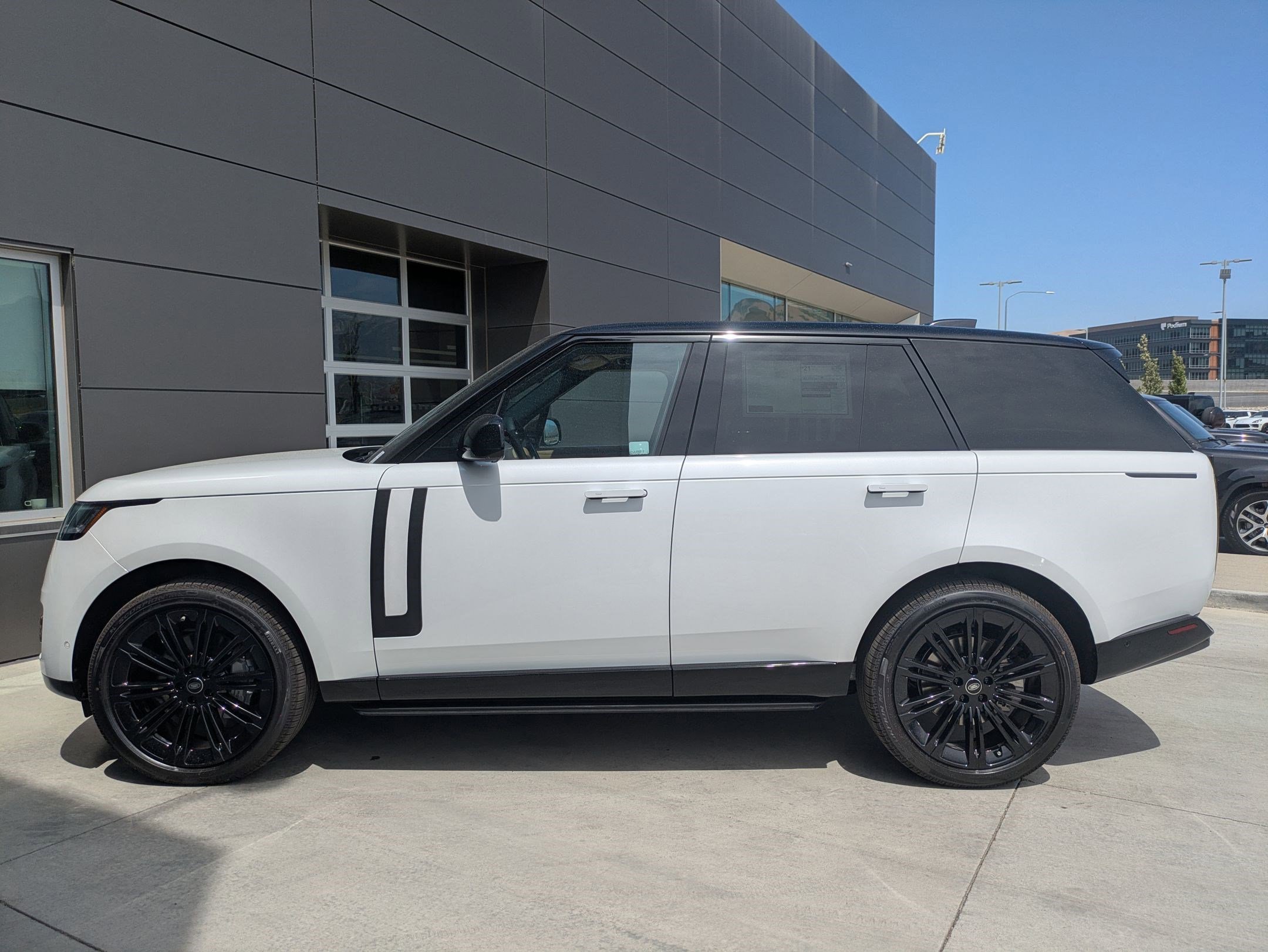 2025 Land Rover Range Rover SE photo 9