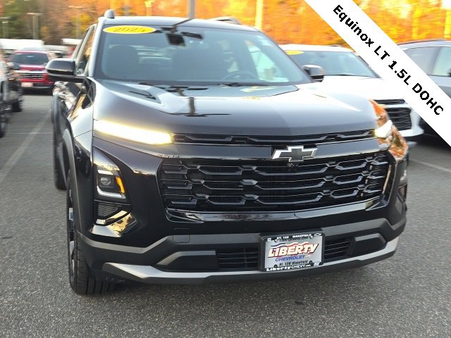 2025 Chevrolet Equinox LT photo 2