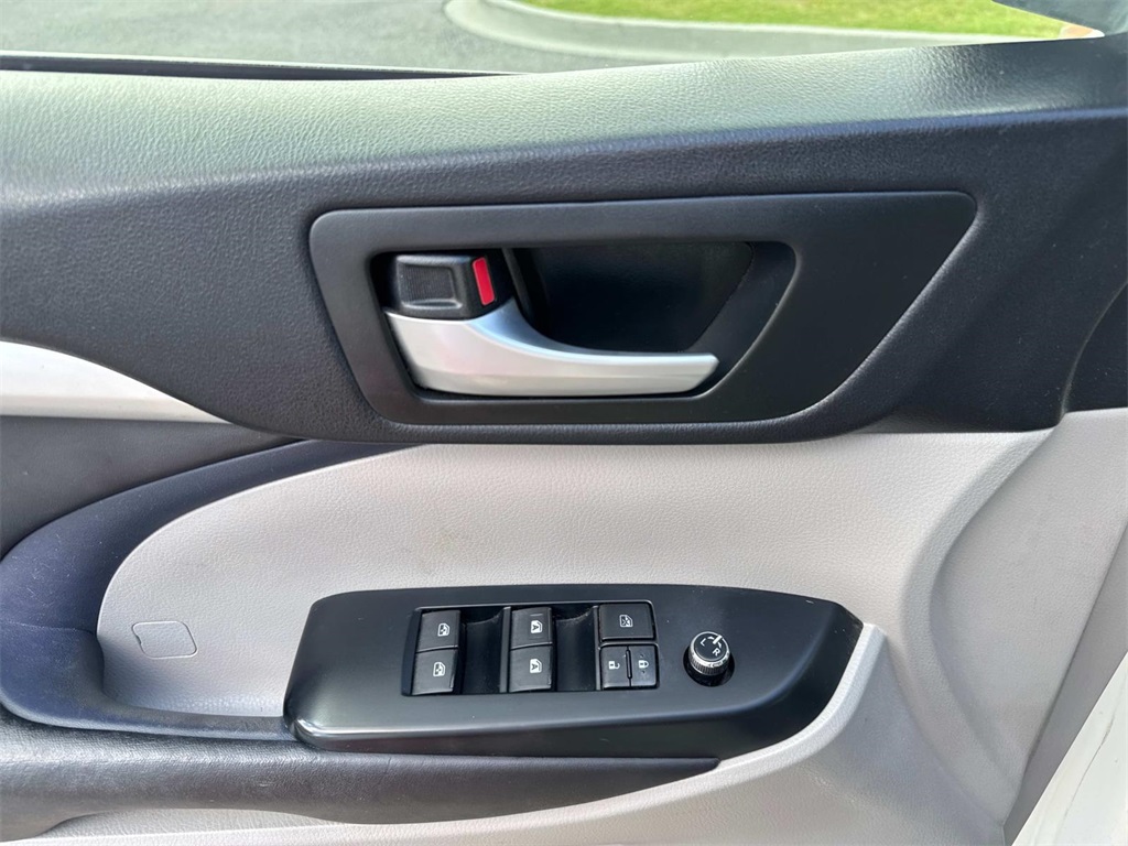 2016 Toyota Highlander XLE photo 17