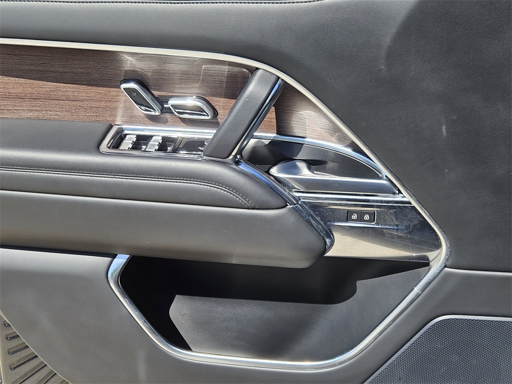 2023 Land Rover Range Rover SE photo 17