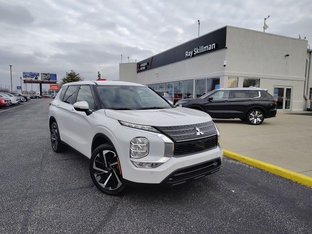 2024 Mitsubishi Outlander SE's photo