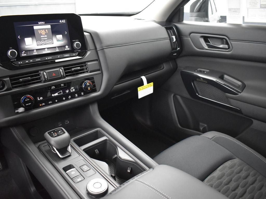 2025 Nissan Pathfinder S photo 30