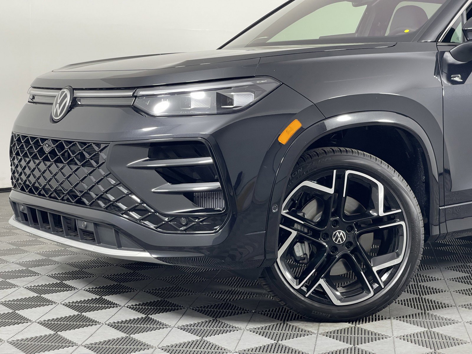 2026 Volkswagen Tiguan SEL R-Line photo 3