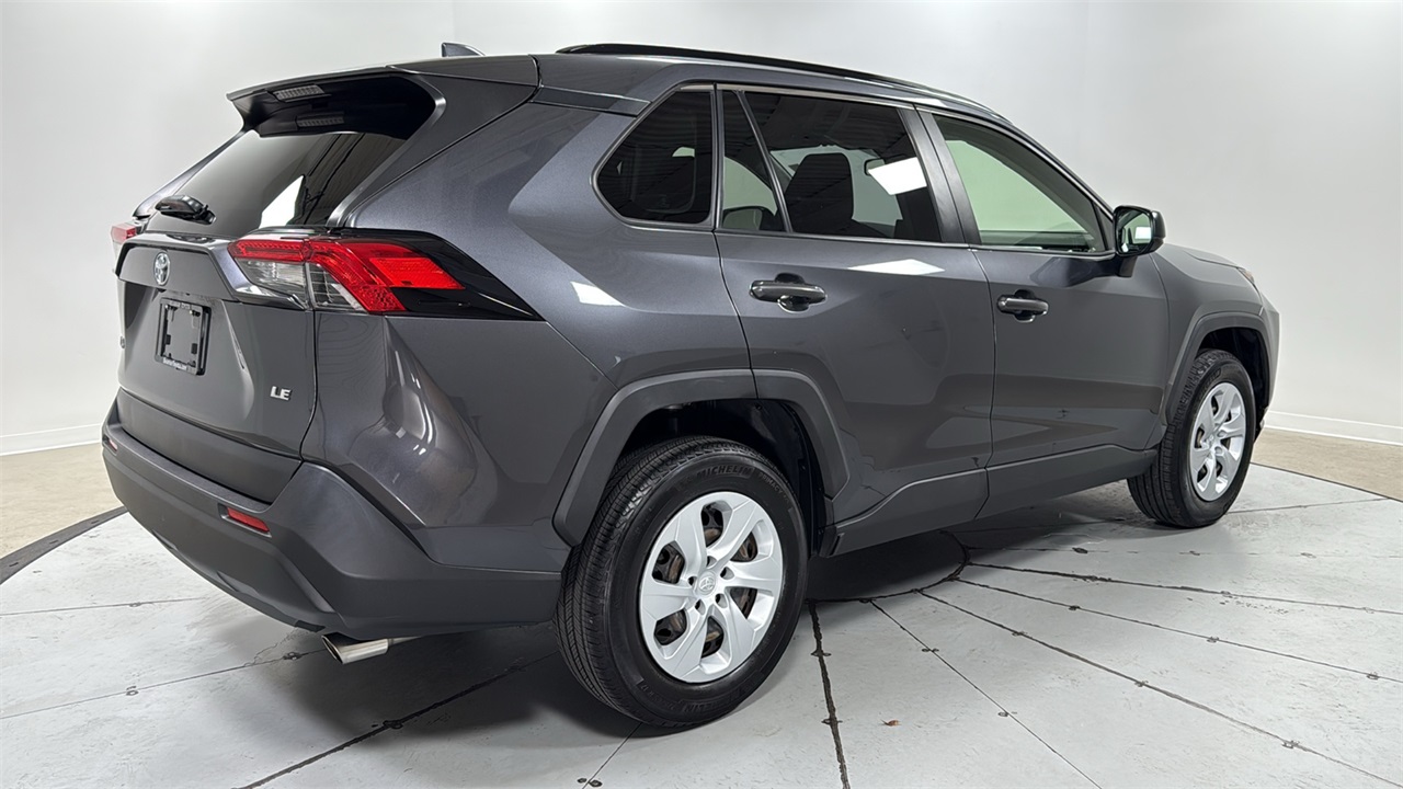 2019 Toyota RAV4 LE photo 5