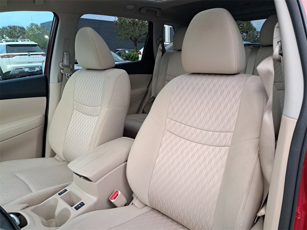 2017 Nissan Rogue SV photo 19