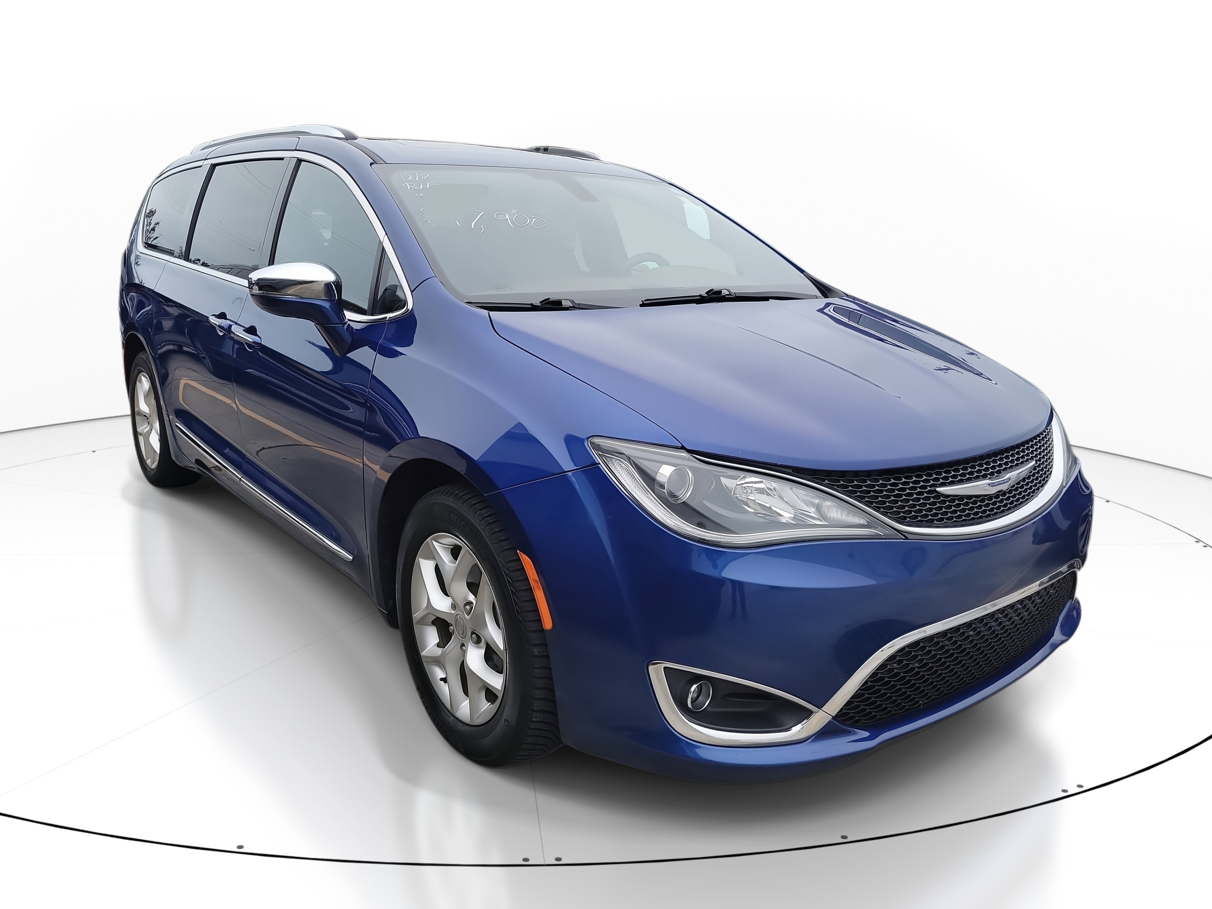 2020 Chrysler Pacifica Limited's photo