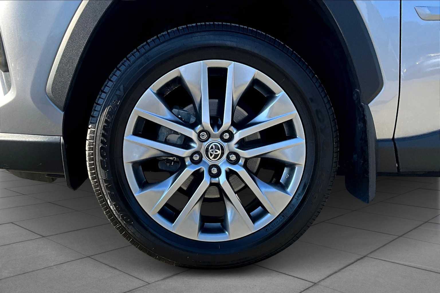 2022 Toyota RAV4 Limited photo 9
