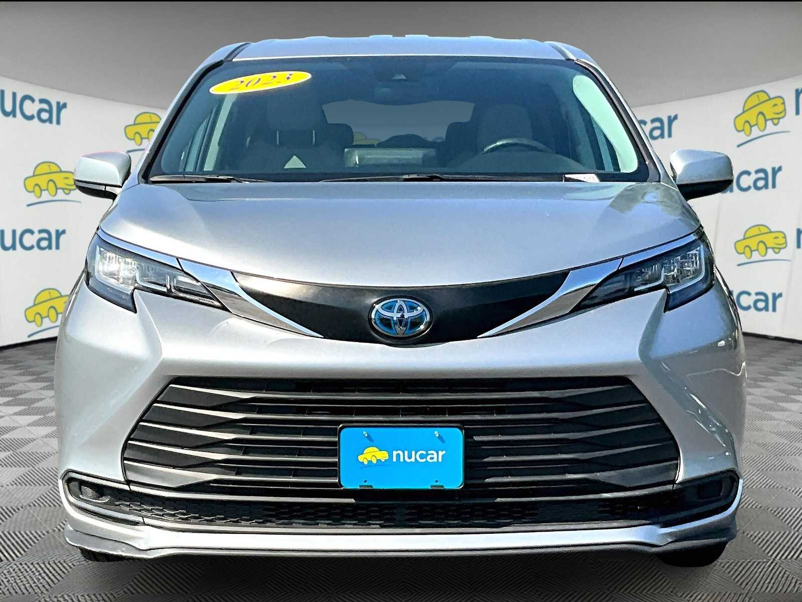 2023 Toyota Sienna LE photo 2