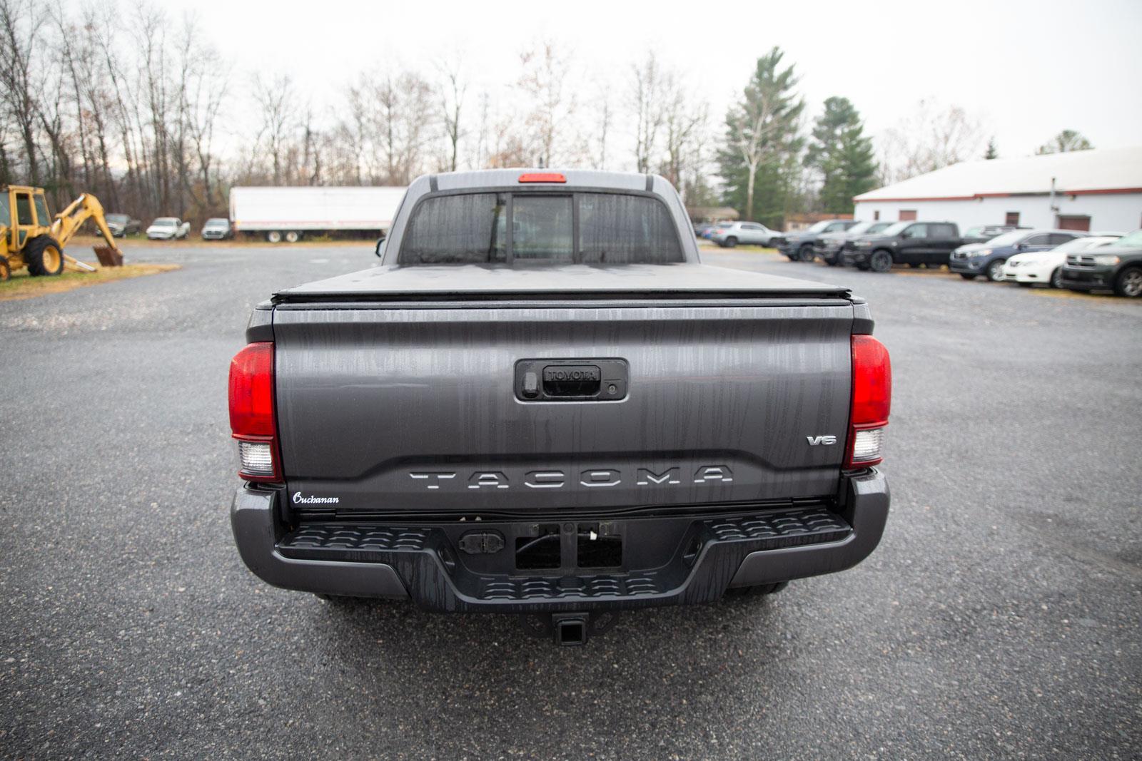 2018 Toyota Tacoma TRD Sport photo 4